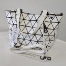 Malique by ME - GEOMETRICAL Handtasche Medi, Maße: (LxBxH) 27 x 11 x H 18 cm, Farbe: weiß glänzend, Außen: Kunstleder, Innen: Polyester